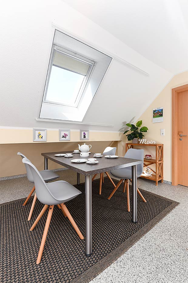 Ferienwohnung 3 - Wohnzimmer mit integriertem Küchenbereich