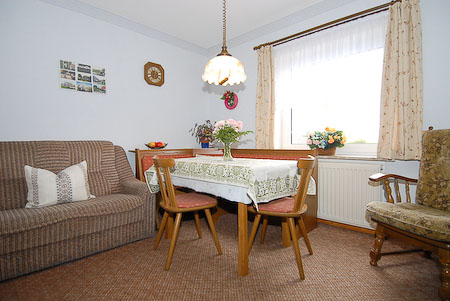 Ferienwohnung „Hofblick“ - Wohnzimmer mit integriertem Küchenbereich