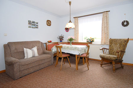 Ferienwohnung „Hofblick“ - Wohnzimmer mit integriertem Küchenbereich