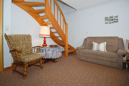 Ferienwohnung „Hofblick“ - Wohnzimmer mit integriertem Küchenbereich