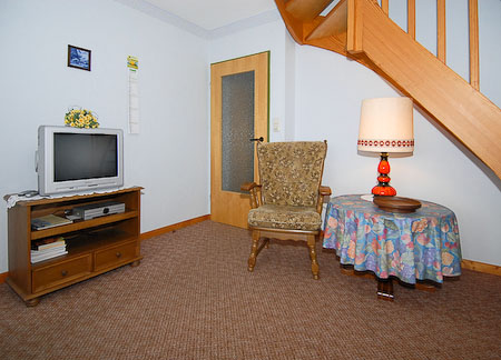 Ferienwohnung „Hofblick“ - Wohnzimmer mit integriertem Küchenbereich