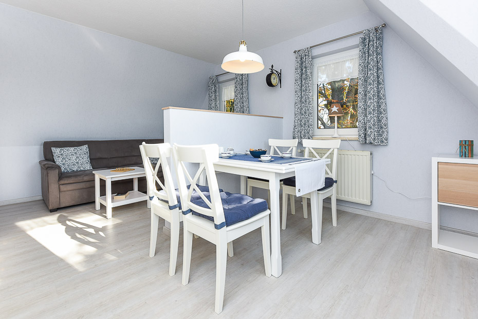 Ferienwohnung „Weideblick“ - Wohnzimmer mit integriertem Küchenbereich