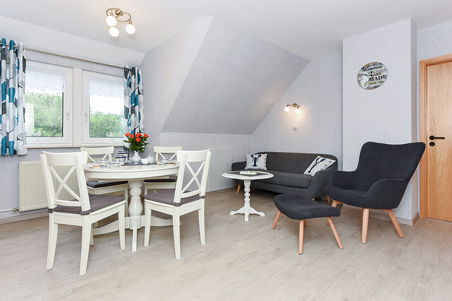 Ferienwohnung „Gartenblick“ - Wohnzimmer mit integriertem Küchenbereich