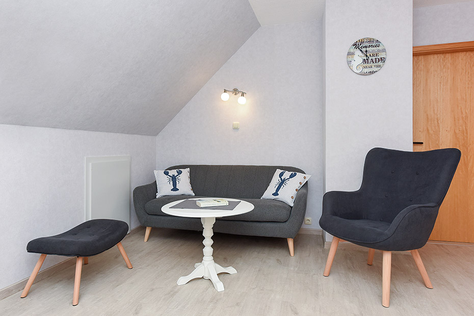 Ferienwohnung „Gartenblick“ - Wohnzimmer mit integriertem Küchenbereich