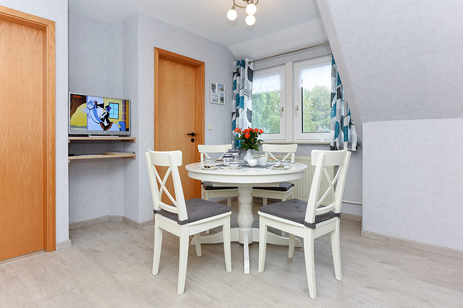 Ferienwohnung „Gartenblick“ - Wohnzimmer mit integriertem Küchenbereich