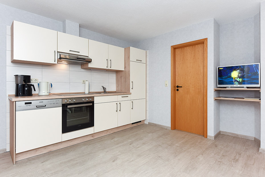 Ferienwohnung „Gartenblick“ - Wohnzimmer mit integriertem Küchenbereich