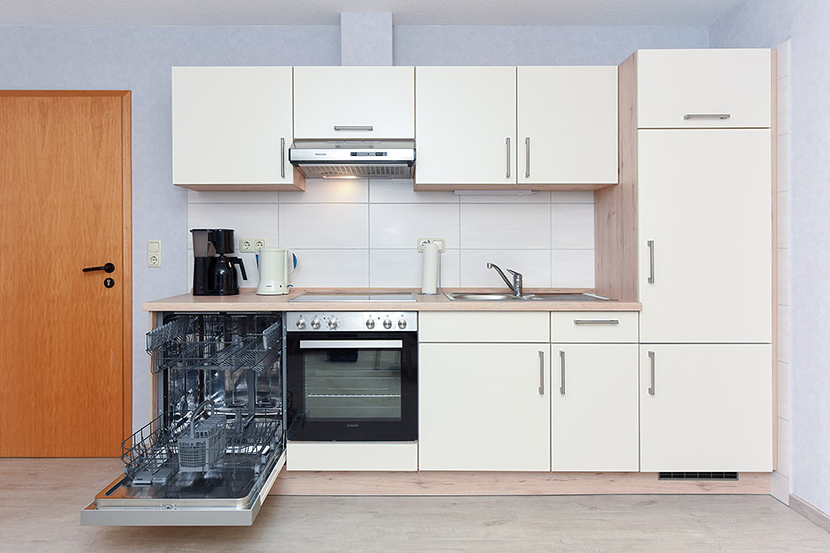 Ferienwohnung „Gartenblick“ - Wohnzimmer mit integriertem Küchenbereich