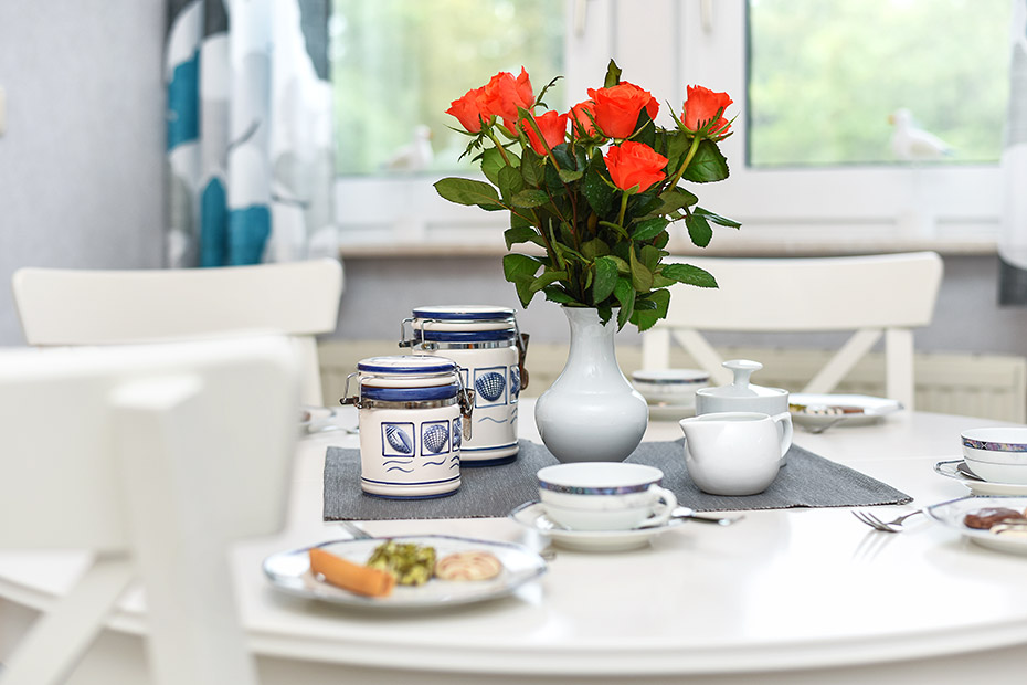 Ferienwohnung „Gartenblick“ - Wohnzimmer mit integriertem Küchenbereich