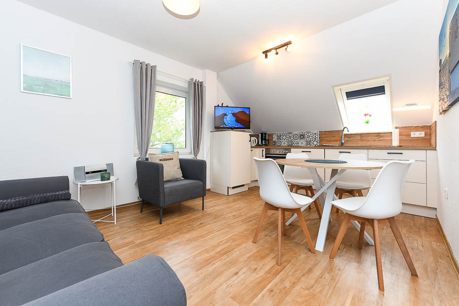 Ferienwohnung „Gänseblümchen“ - Wohnraum mit integrierter Küche