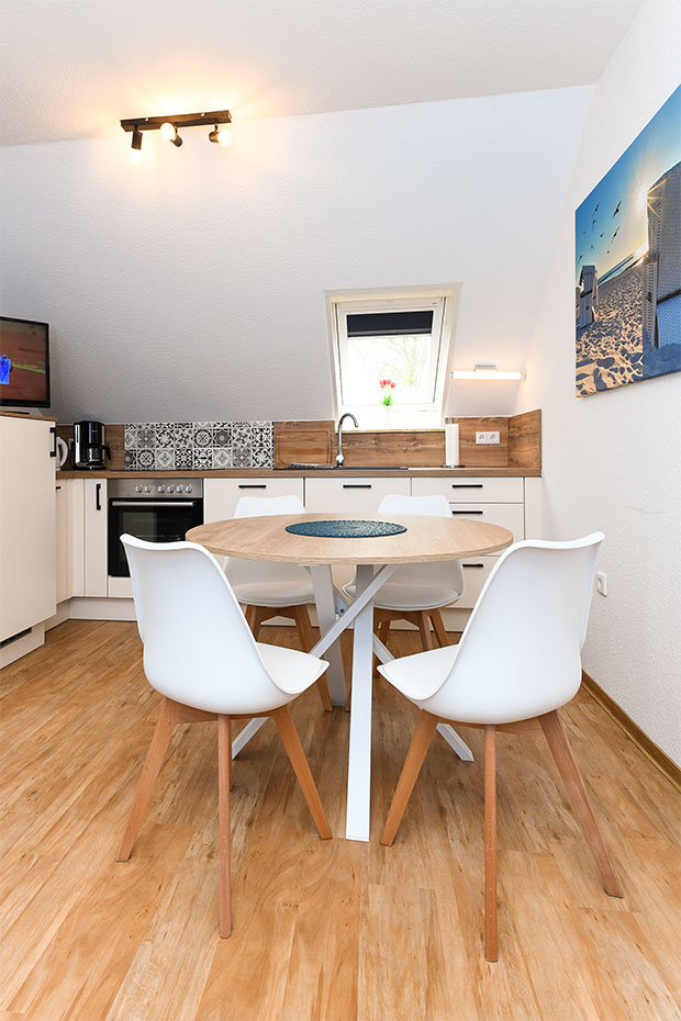 Ferienwohnung „Gänseblümchen“ - Wohnraum mit integrierter Küche