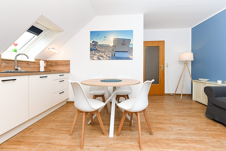 Ferienwohnung „Gänseblümchen“ - Wohnraum mit integrierter Küche