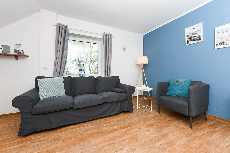 Ferienwohnung „Löwenzahn“ - Wohnzimmer mit integriertem Küchenbereich