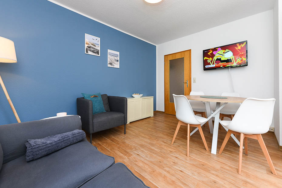 Ferienwohnung „Löwenzahn“ - Wohnzimmer mit integriertem Küchenbereich