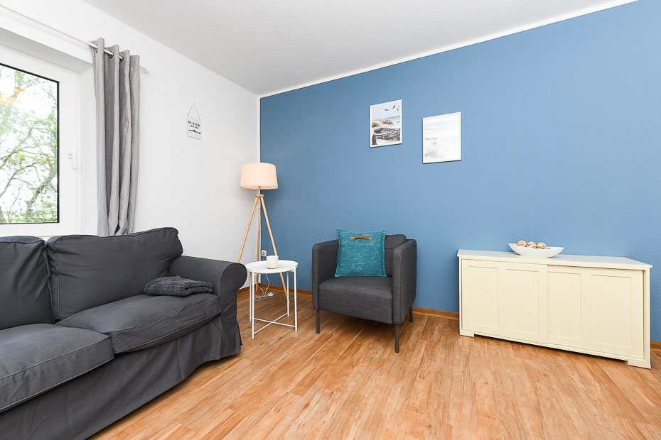 Ferienwohnung „Löwenzahn“ - Wohnzimmer mit integriertem Küchenbereich