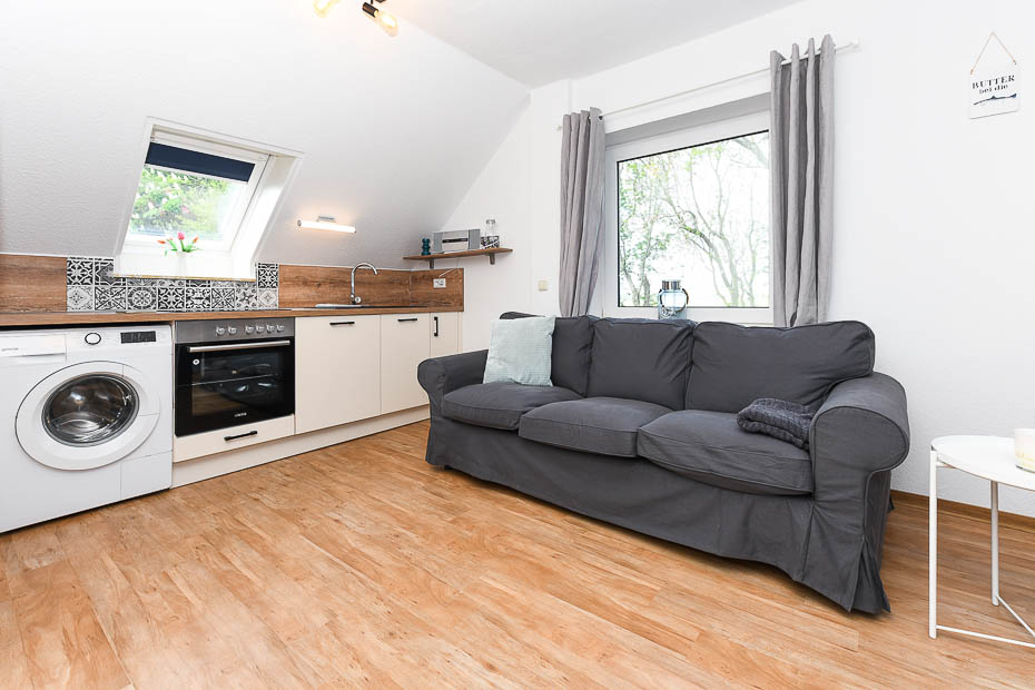 Ferienwohnung „Löwenzahn“ - Wohnzimmer mit integriertem Küchenbereich