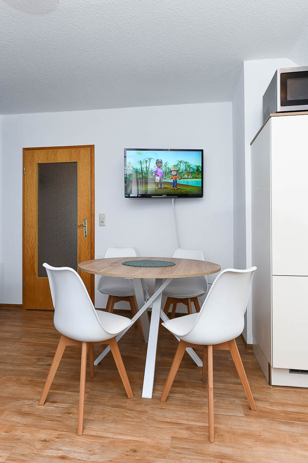 Ferienwohnung „Löwenzahn“ - Wohnzimmer mit integriertem Küchenbereich