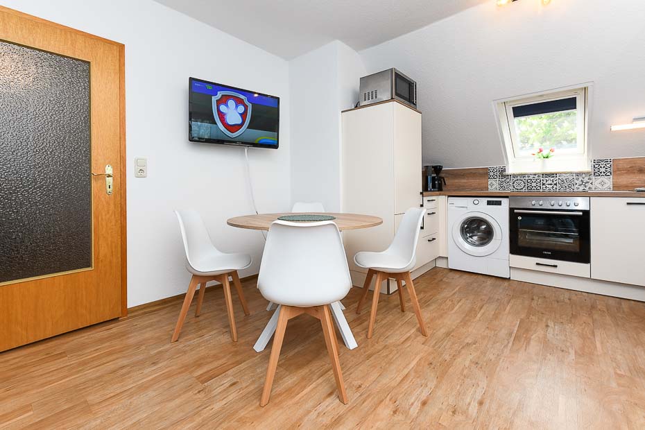 Ferienwohnung „Löwenzahn“ - Wohnzimmer mit integriertem Küchenbereich