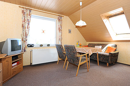 Ferienwohnung „Nord“ - Wohnzimmer mit integriertem Küchenbereich