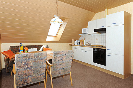 Ferienwohnung „Nord“ - Wohnzimmer mit integriertem Küchenbereich