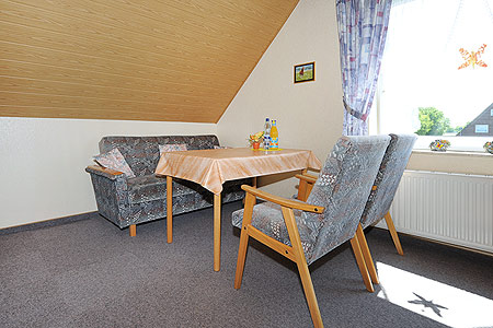 Ferienwohnung „Süd“ - Wohnzimmer mit integriertem Küchenbereich