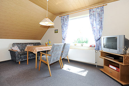 Ferienwohnung „Süd“ - Wohnzimmer mit integriertem Küchenbereich