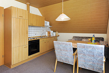 Ferienwohnung „Süd“ - Wohnzimmer mit integriertem Küchenbereich