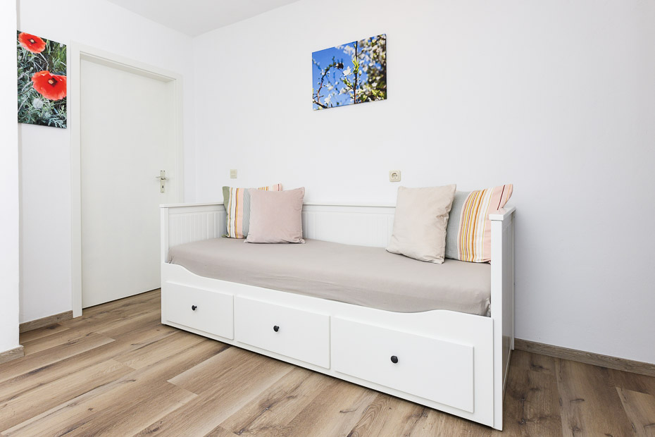 Ferienwohnung „Osthörn“ - Wohnzimmer mit integriertem Küchenbereich