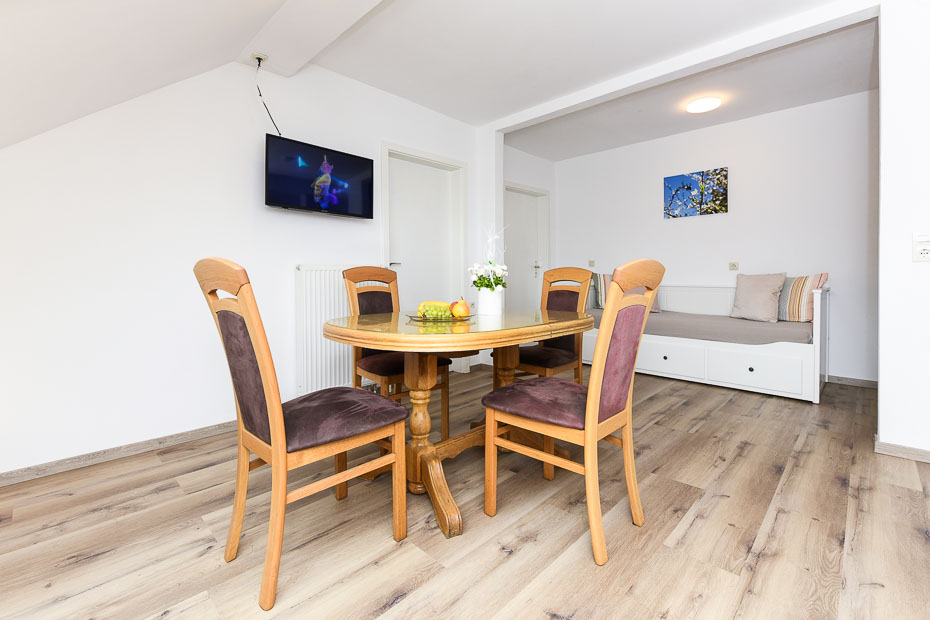 Ferienwohnung „Osthörn“ - Wohnzimmer mit integriertem Küchenbereich