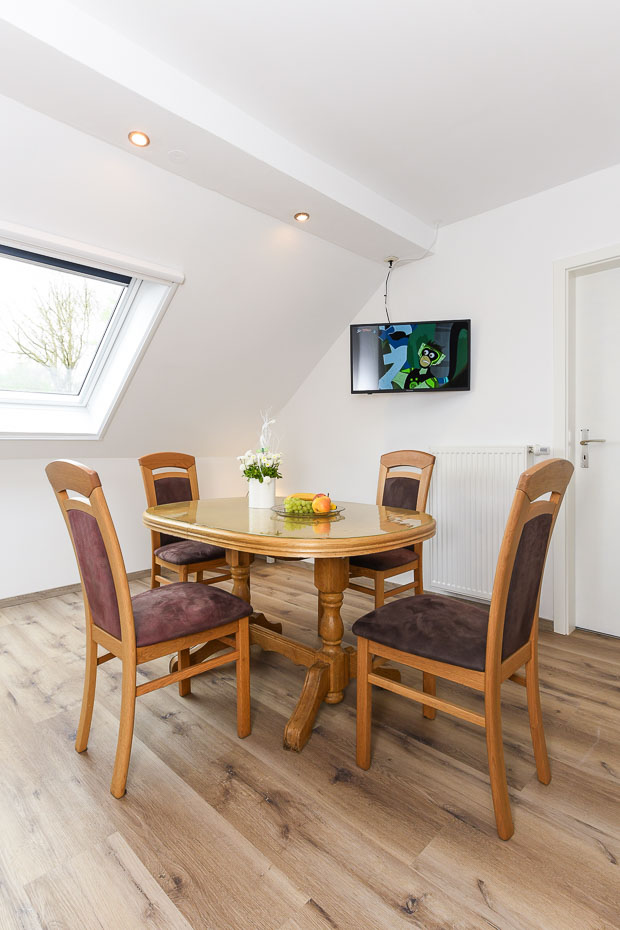 Ferienwohnung „Osthörn“ - Wohnzimmer mit integriertem Küchenbereich