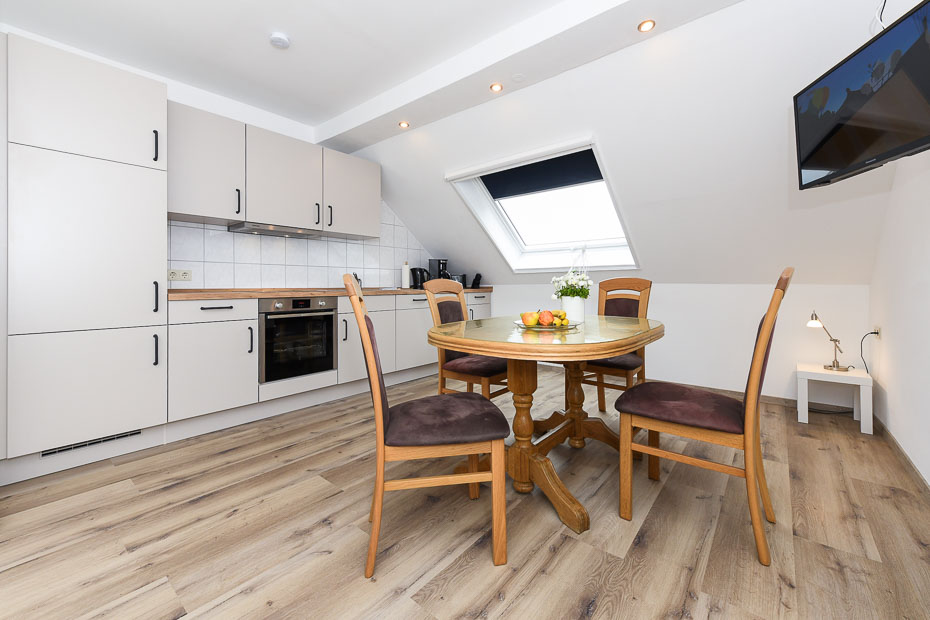 Ferienwohnung „Osthörn“ - Wohnzimmer mit integriertem Küchenbereich