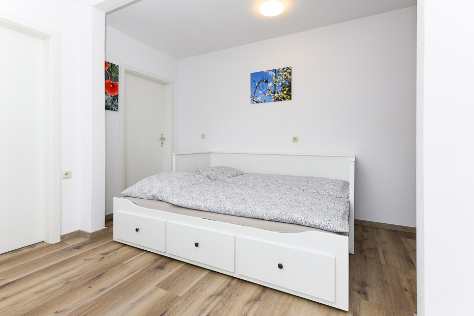 Ferienwohnung „Osthörn“ - Wohnzimmer mit integriertem Küchenbereich