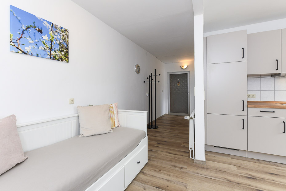 Ferienwohnung „Osthörn“ - Wohnzimmer mit integriertem Küchenbereich