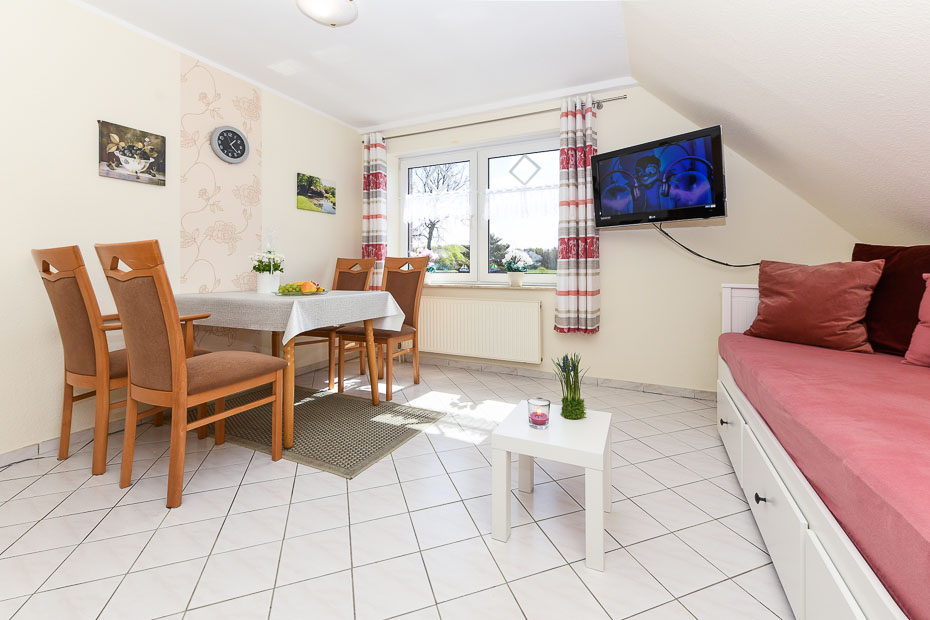 Ferienwohnung „Waldblick“ - Wohnzimmer mit integriertem Küchenbereich