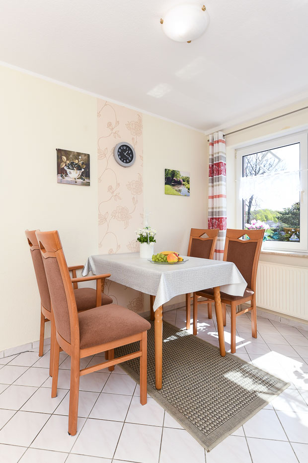 Ferienwohnung „Waldblick“ - Wohnzimmer mit integriertem Küchenbereich