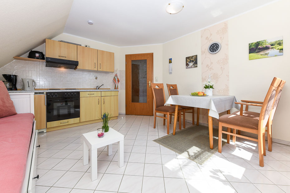 Ferienwohnung „Waldblick“ - Wohnzimmer mit integriertem Küchenbereich