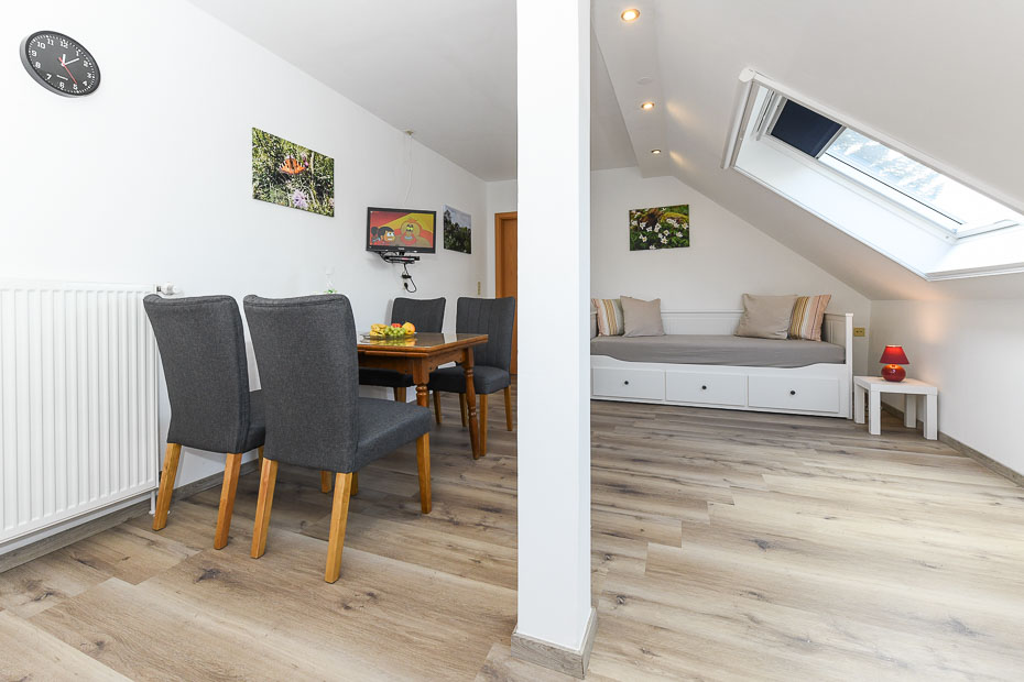 Ferienwohnung „Westhörn“ - Wohnzimmer mit integriertem Küchenbereich