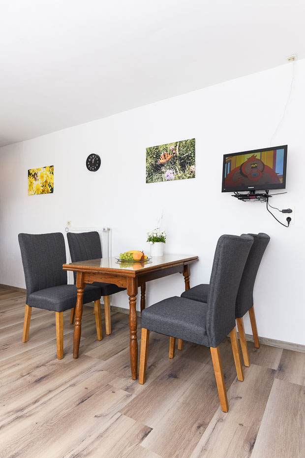 Ferienwohnung „Westhörn“ - Wohnzimmer mit integriertem Küchenbereich