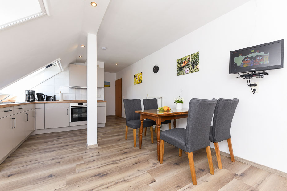 Ferienwohnung „Westhörn“ - Wohnzimmer mit integriertem Küchenbereich