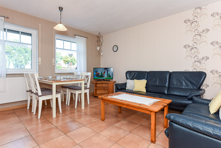 Ferienwohnung „Krabbe“ (Nr. 2) - Wohnzimmer mit integriertem Küchenbereich