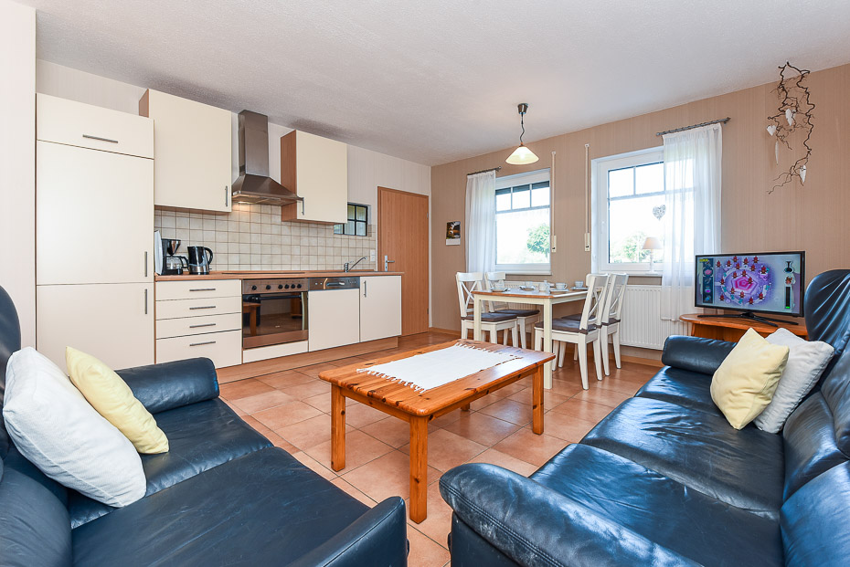 Ferienwohnung „Krabbe“ (Nr. 2) - Wohnzimmer mit integriertem Küchenbereich