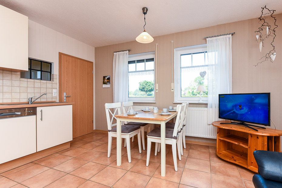 Ferienwohnung „Krabbe“ (Nr. 2) - Wohnzimmer mit integriertem Küchenbereich