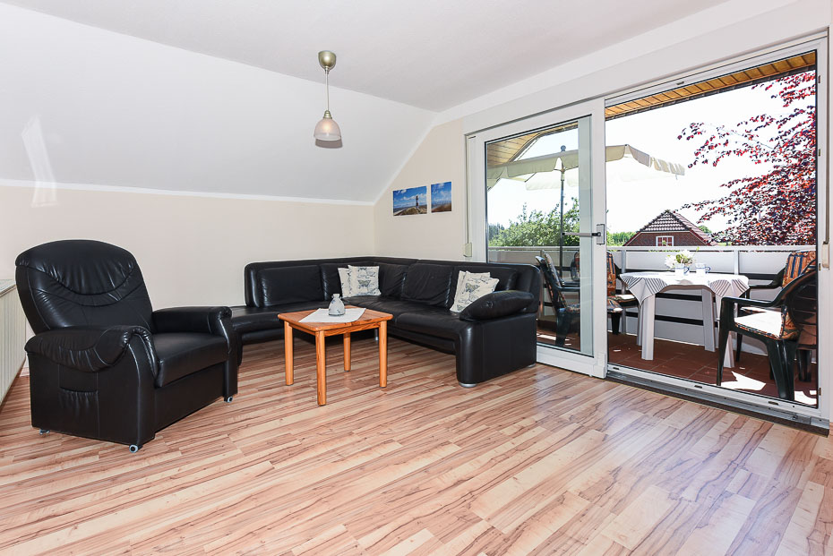 Ferienwohnung „Leuchtturm“ (Nr. 7) - Wohnzimmer mit integriertem Küchenbereich