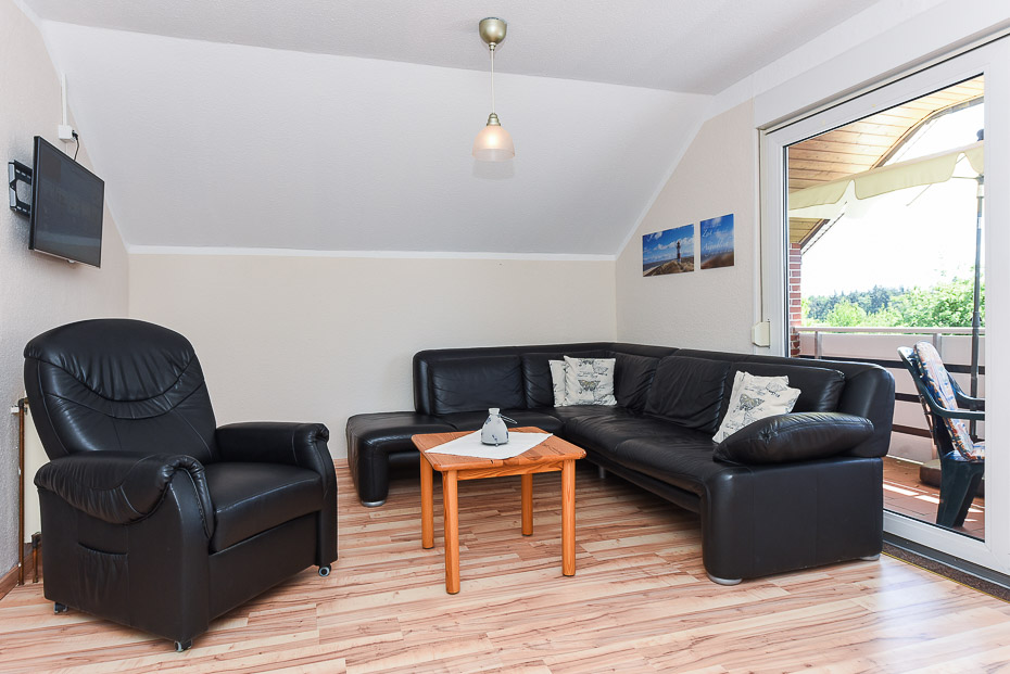 Ferienwohnung „Leuchtturm“ (Nr. 7) - Wohnzimmer mit integriertem Küchenbereich