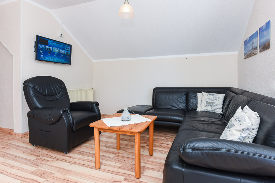 Ferienwohnung „Leuchtturm“ (Nr. 7) - Wohnzimmer mit integriertem Küchenbereich