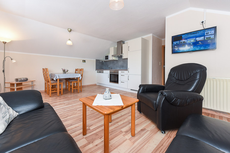 Ferienwohnung „Leuchtturm“ (Nr. 7) - Wohnzimmer mit integriertem Küchenbereich