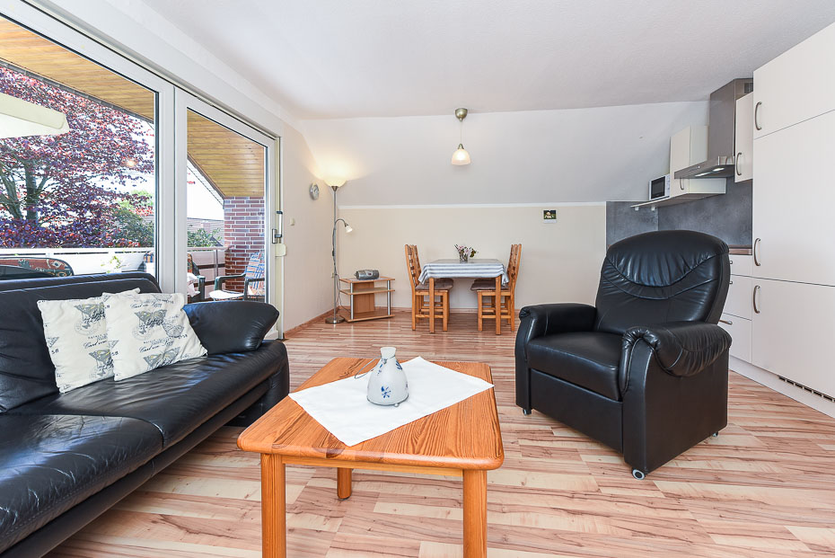 Ferienwohnung „Leuchtturm“ (Nr. 7) - Wohnzimmer mit integriertem Küchenbereich