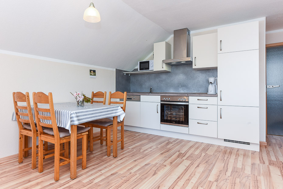 Ferienwohnung „Leuchtturm“ (Nr. 7) - Wohnzimmer mit integriertem Küchenbereich