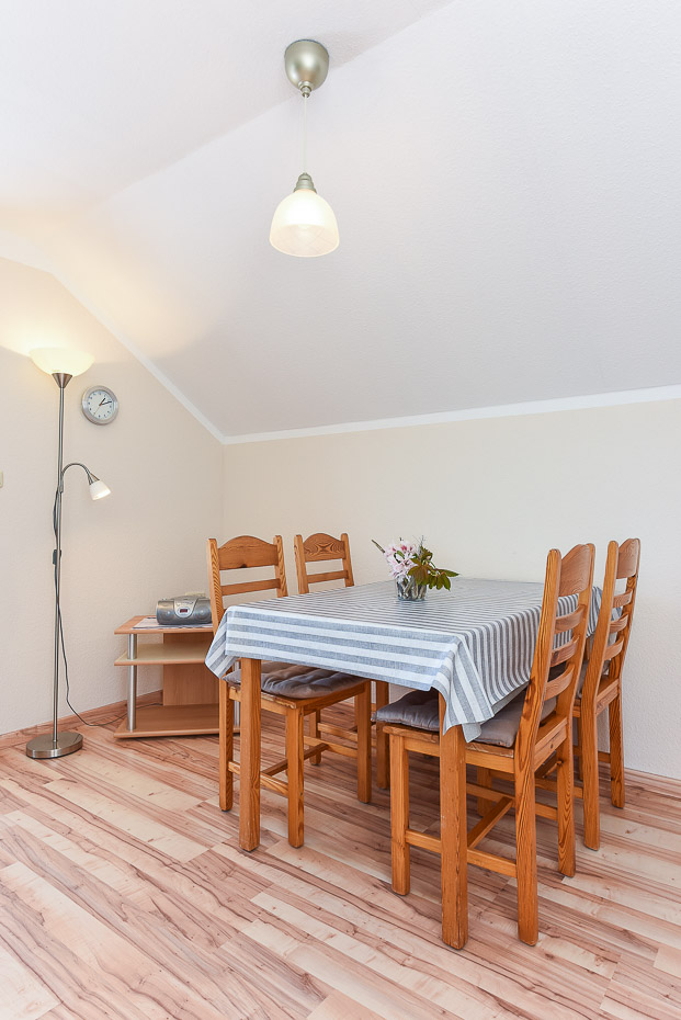 Ferienwohnung „Leuchtturm“ (Nr. 7) - Wohnzimmer mit integriertem Küchenbereich