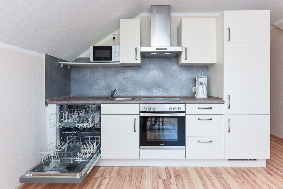 Ferienwohnung „Leuchtturm“ (Nr. 7) - Wohnzimmer mit integriertem Küchenbereich