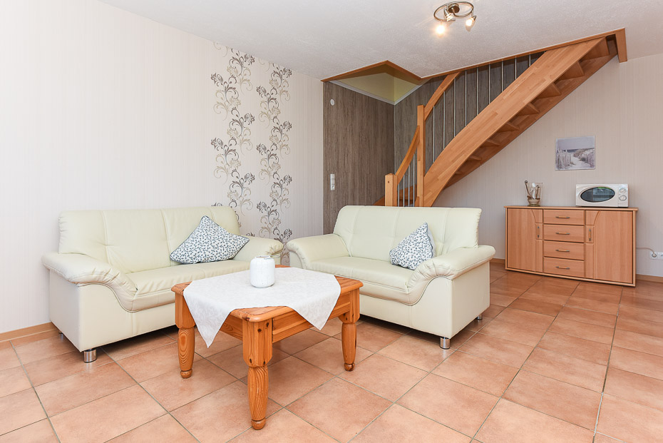 Ferienwohnung „Möwe“ (Nr. 1) - Wohnzimmer mit integriertem Küchenbereich